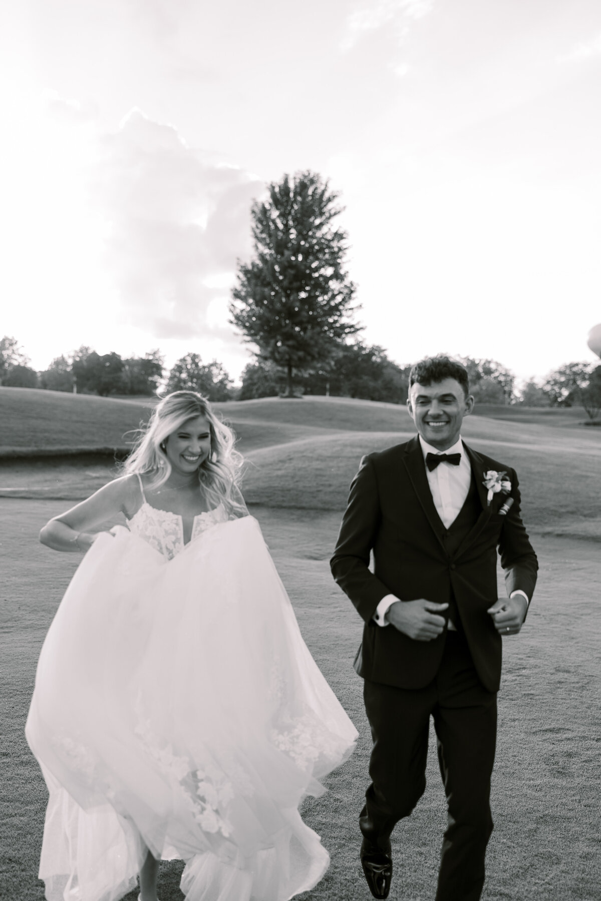 Bride&groomrunnigingolfcourse