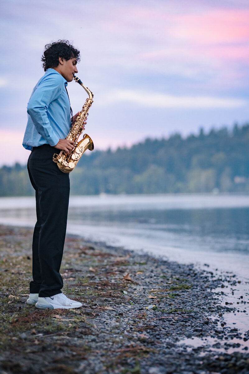 playing-saxophone-on-the-beach-senior-portrait
