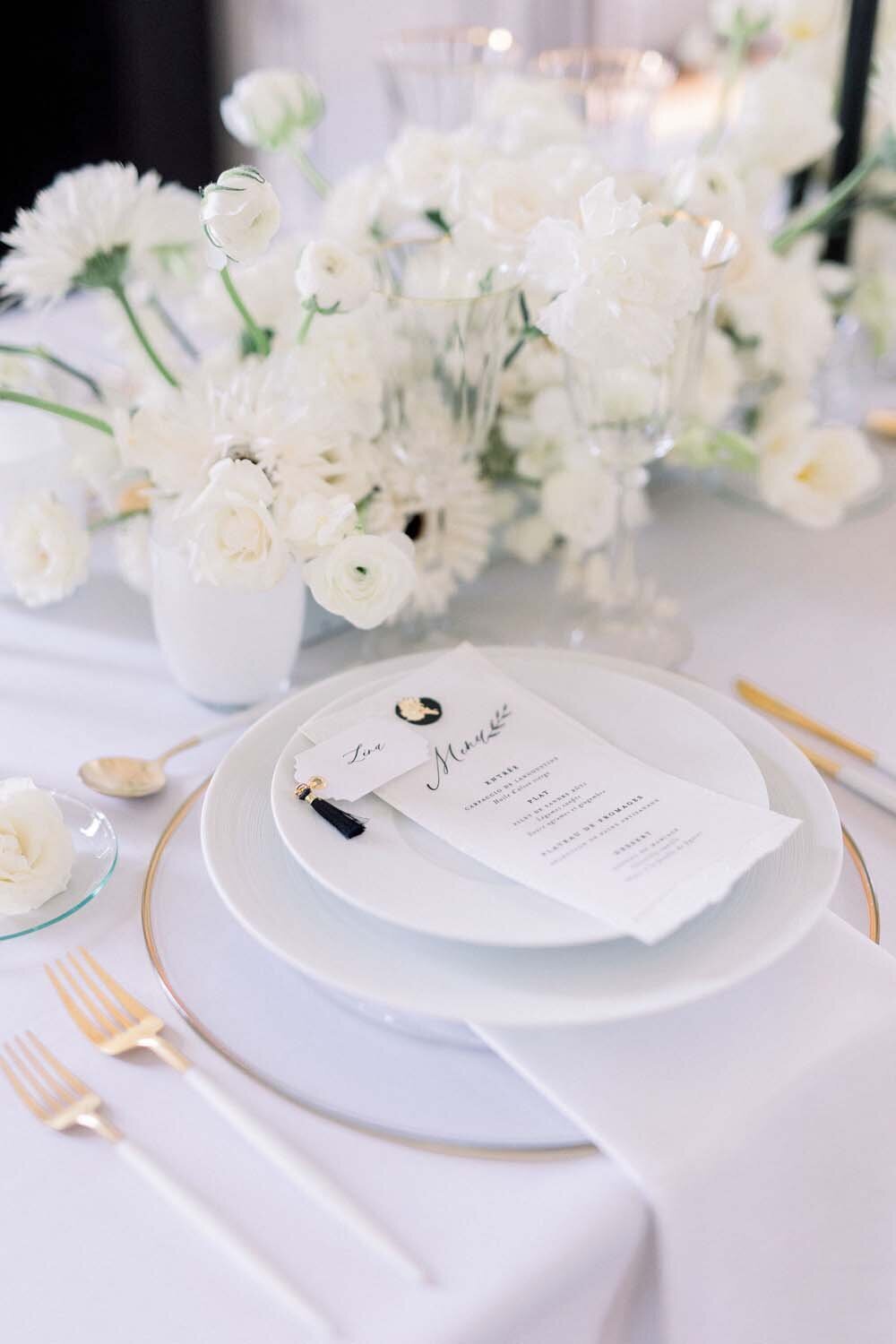 Parisian couture wedding in Black and White at chateau de Bonaventure Paris Veronique Lorre floral designer Aude lucas23