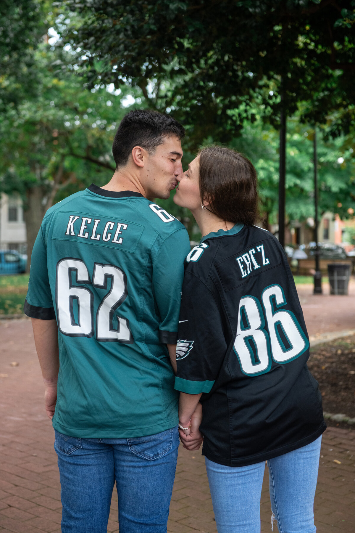 Philadelphia_Eagles_engagement_photo_kiss_1