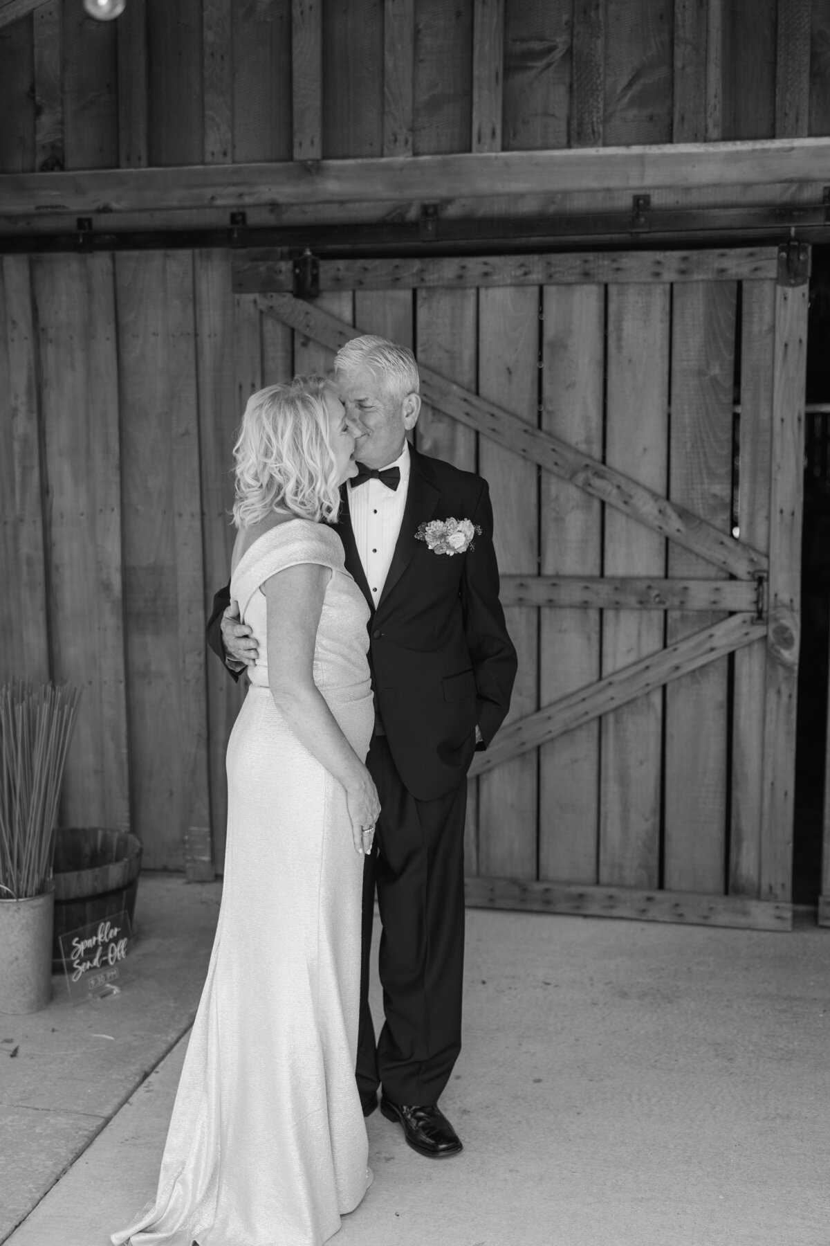 Father kisses mother on the chees