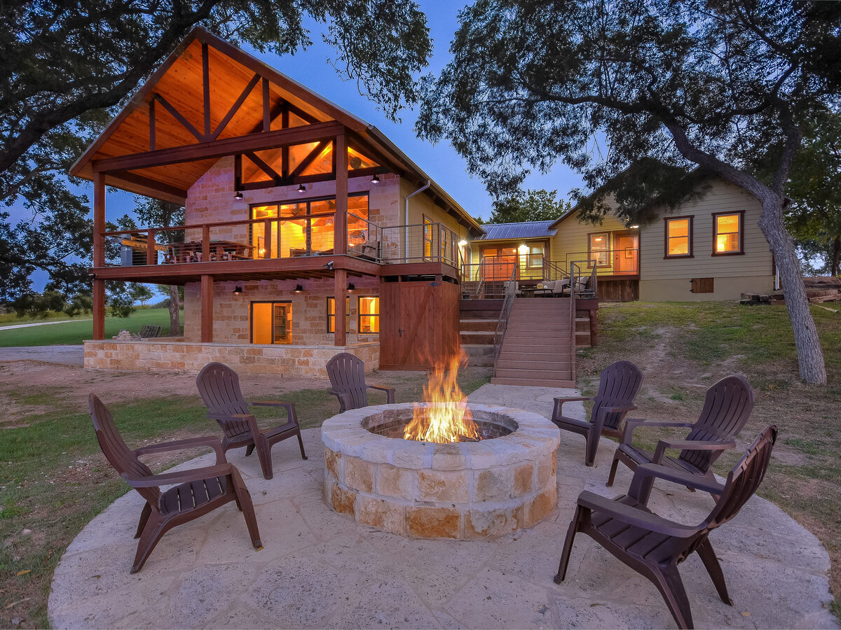 Exterior fireplace with chairs