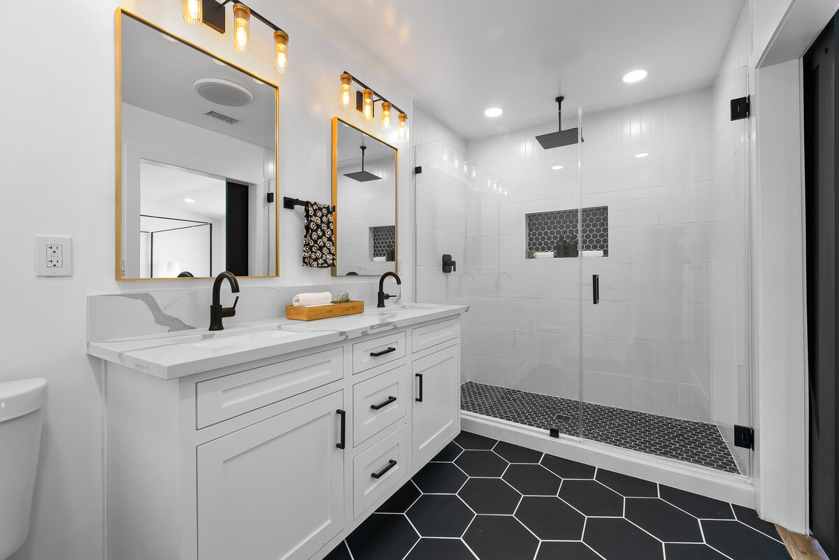 modern-bathroom-marble-countertop-black-faucets