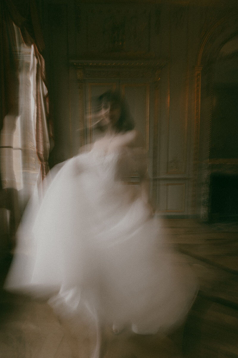 wedding-bride-portrait-walking-blurry-laurianevega