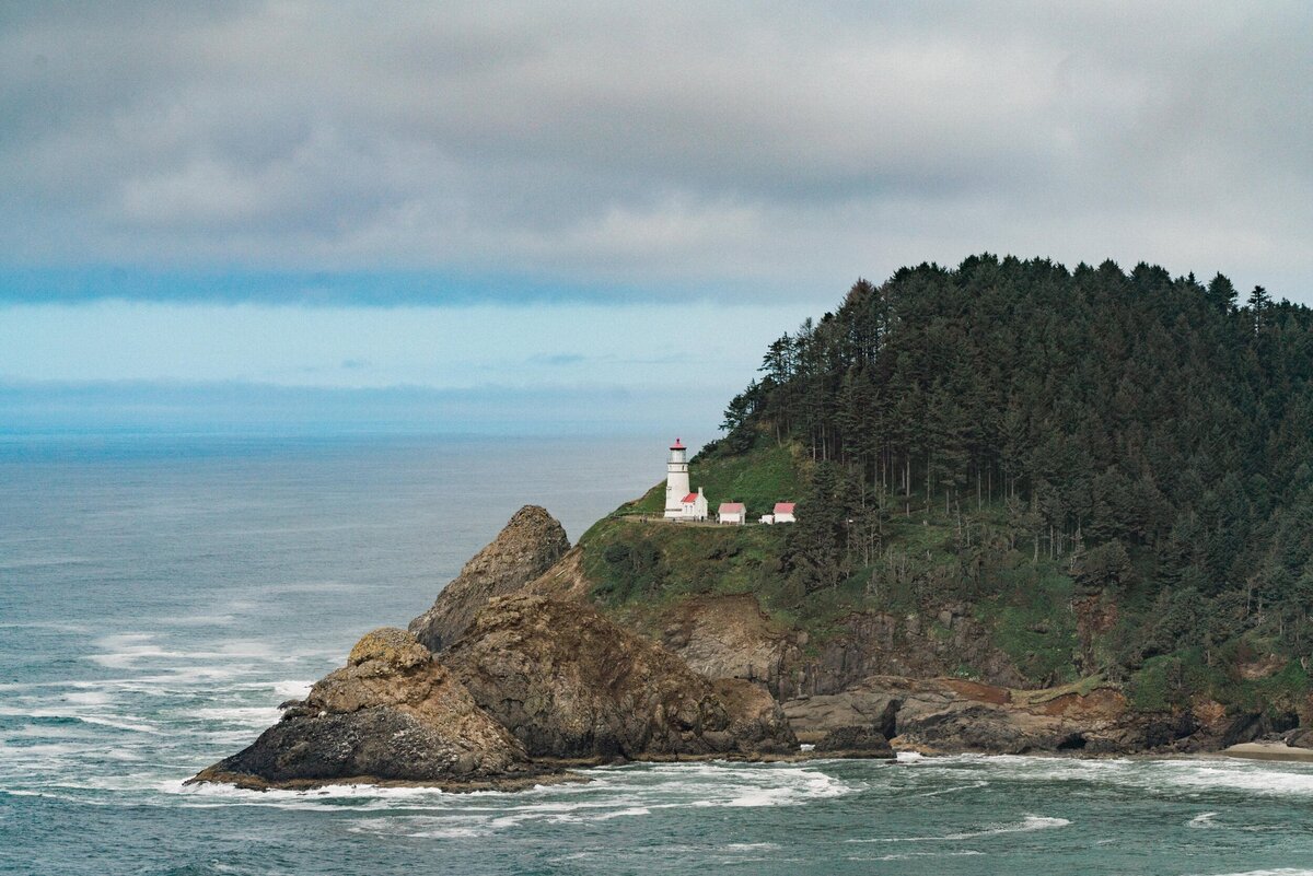 lighthouse on oregon coast near wedding venues