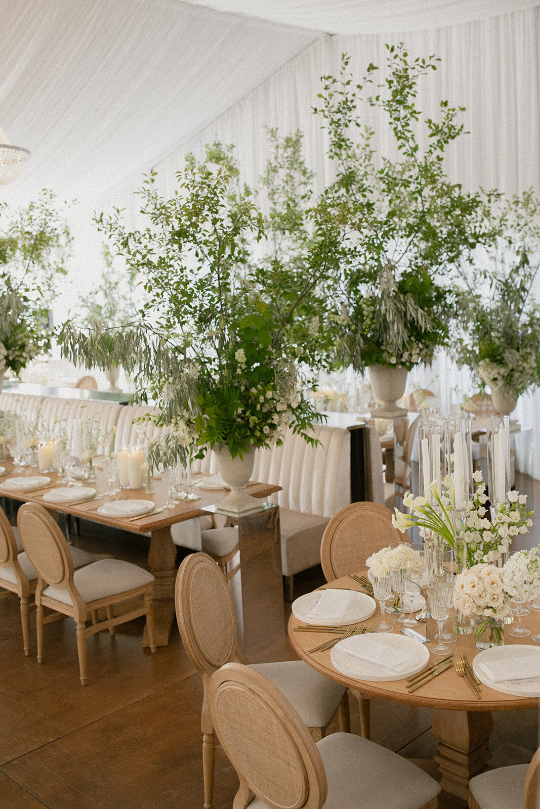 Classic-garden-wedding-flowers-willow-inn