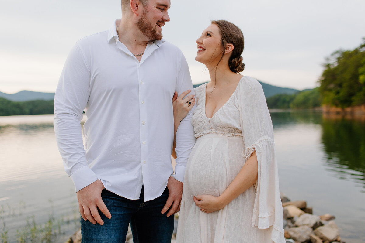 Documentary-Maternity-Session-at-Carvins-Cove-RJ-21