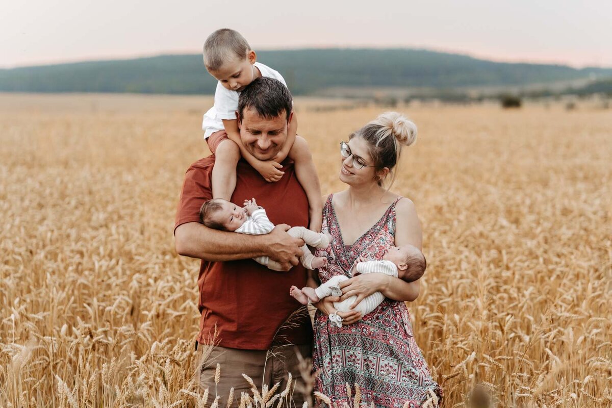 Lifestyle-newborn-foceni-doma_rodinna-fotografka-Praha-vychod_Karolina-Ticha-92