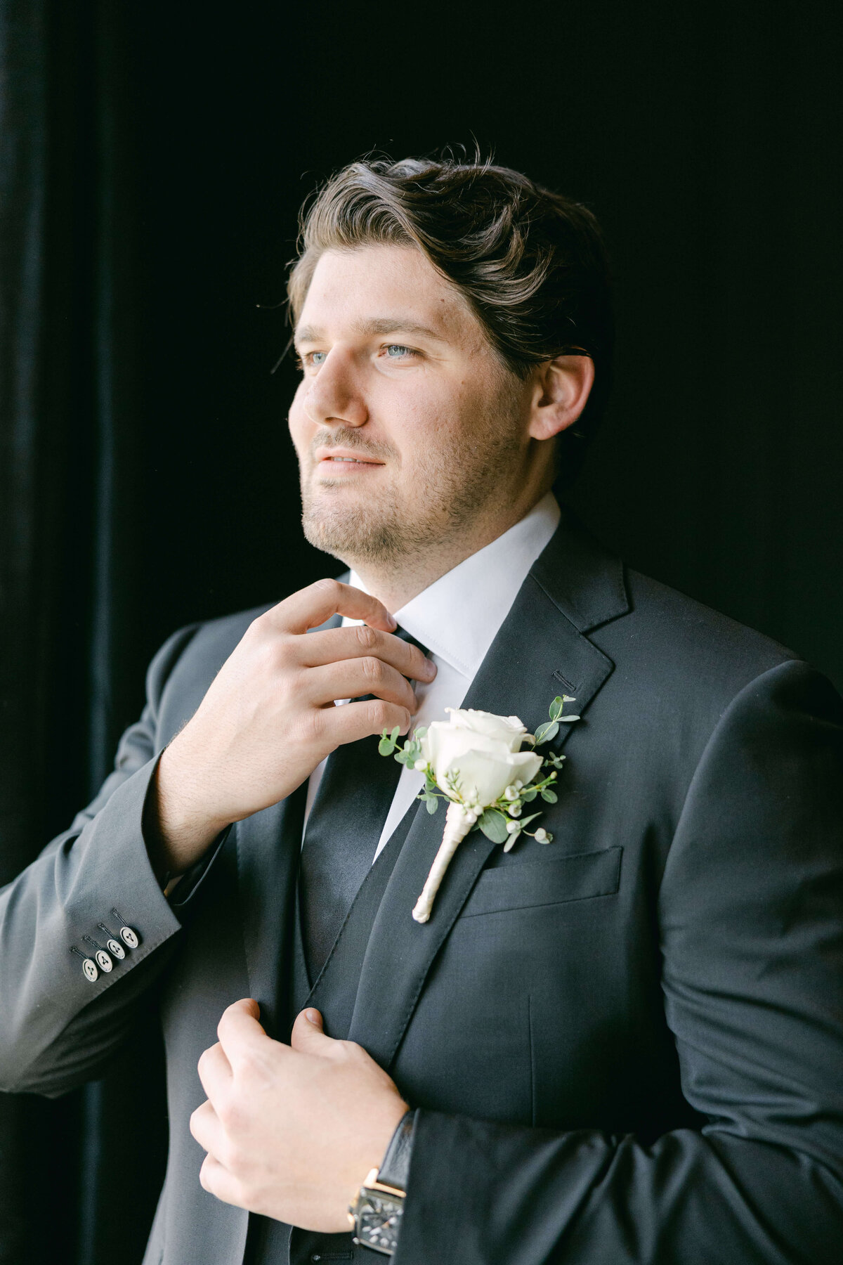 groom getting ready for park chateau wedding