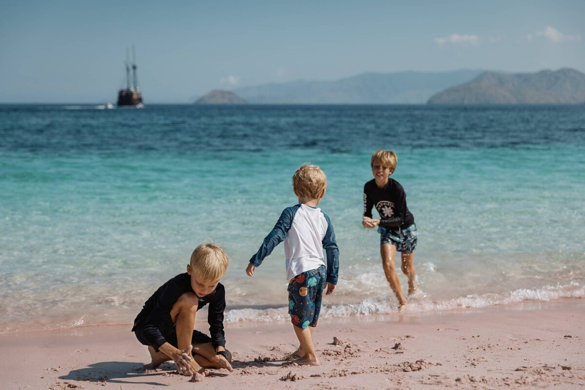El Aleph Yacht Charter Indonesia   Family Beach Time