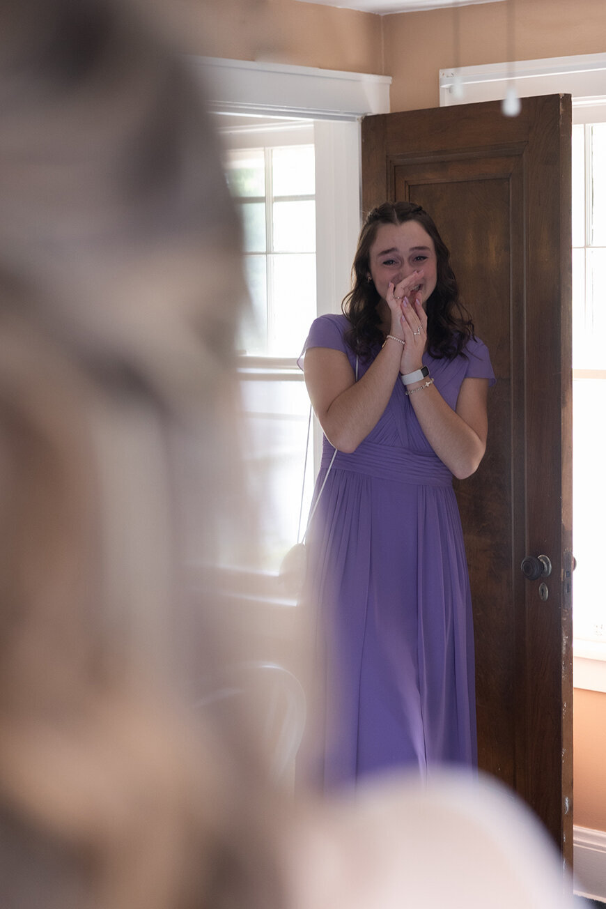 bridesmaid-emotional-first-look-sister-of-the-bride
