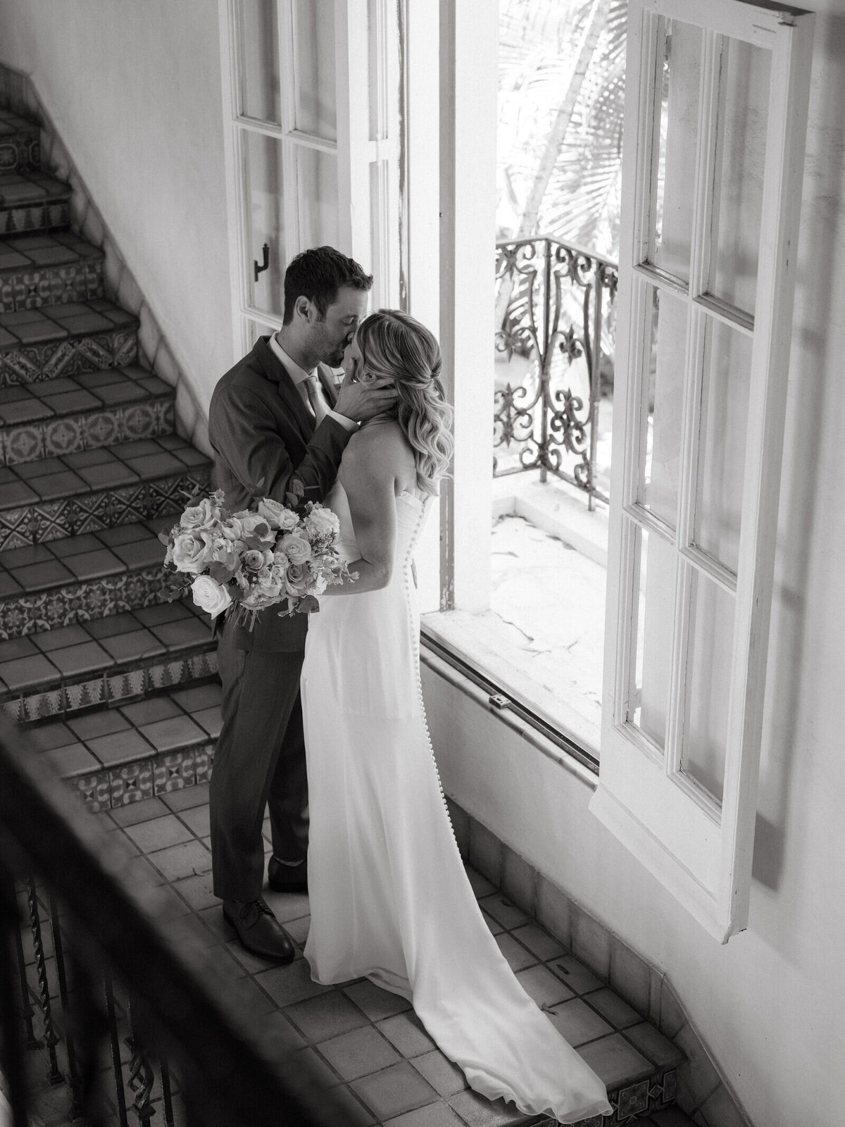 wedding-couple-kiss-staircase-7HM-W