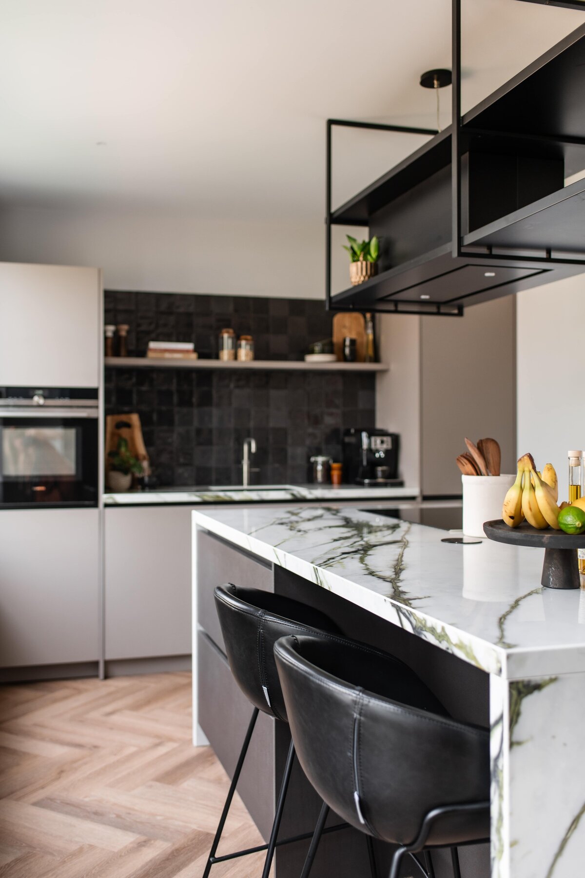 Interieurontwerp Woerden, Interieurontwerpstudio Woerden, Interieurontwerper Woerden, Interior design Woerden, Interieurstudio Woerden, Interieur ontwerpen Woerden, Interieur ontwerp Woerden, Interieurinrichting Woerden, Interieurstylist Woerden, interieurdesign Woerden, Interieuradvies Woerden, Badkamer Woerden, Keukenontwerp Woerden, Kookeiland Woerden, Toilet Woerden, Arte Behang, Ronde spiegels Woerden, Groene tegels, Zwarte tegels