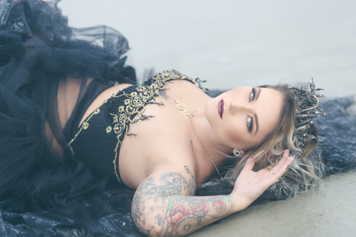 savannah-glamour-medusa-portraits-on-the-beach-03