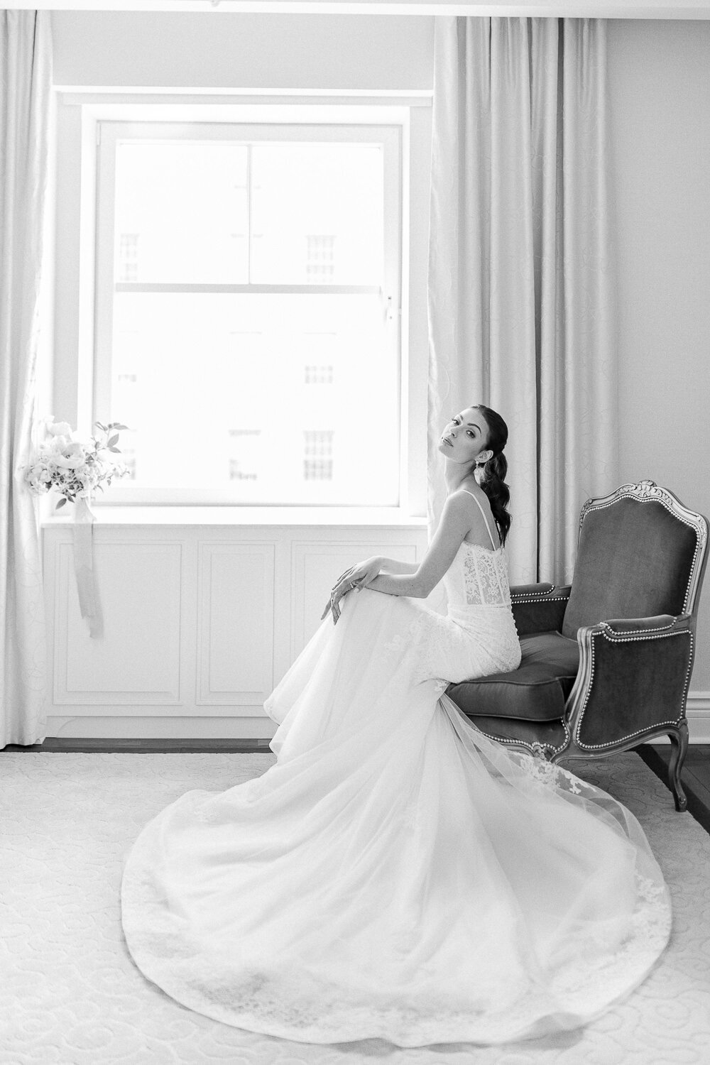 bride-getting-ready-portrait-ritz-carlton-montreal-wedding-junophoto-007