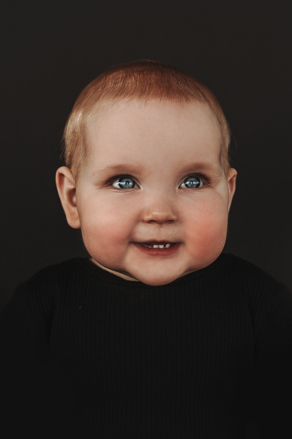 Portret baby op donkere achtergrond