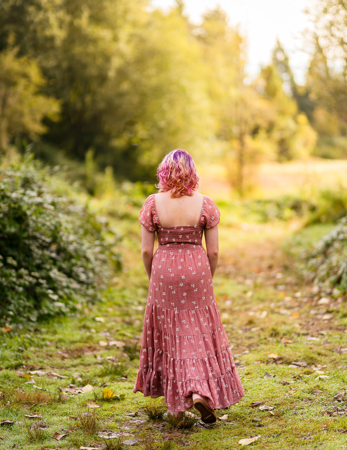 senior-portrait-facing-away