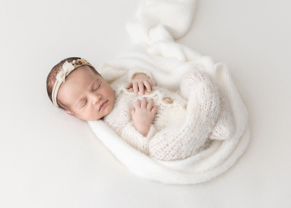 NEWBORN_BABYGIRLINWHITEKNITTEDOUTFITWRAPHEADBAND