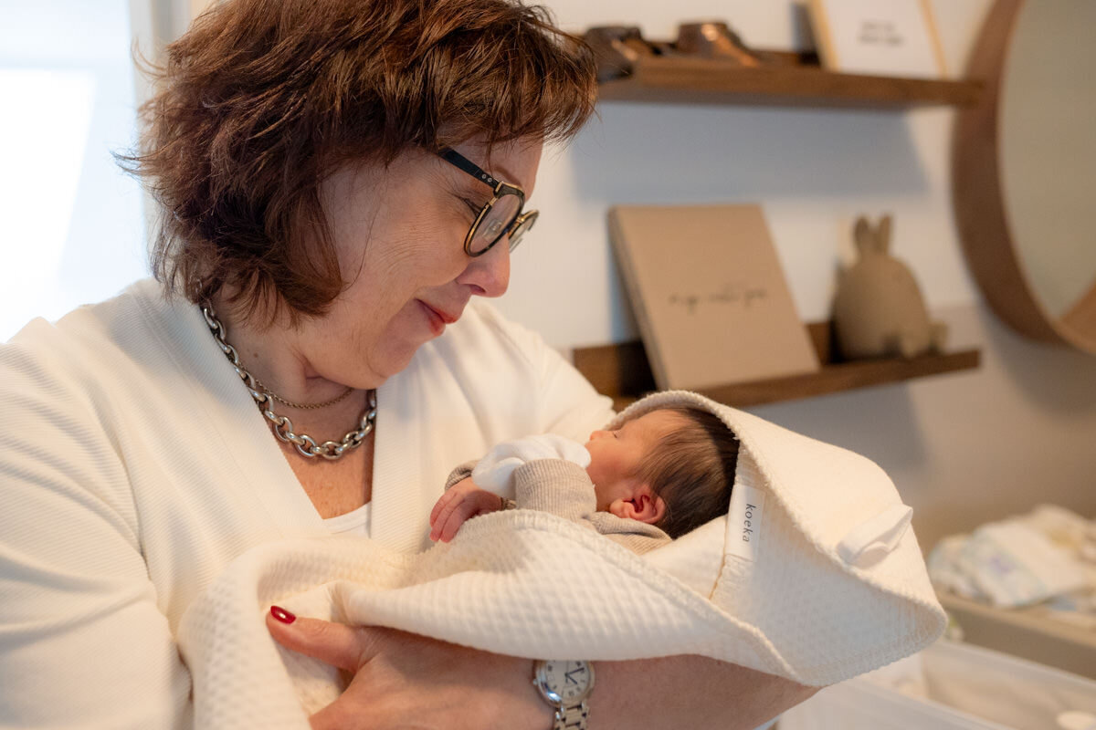 oma met pasgeboren kleinkind