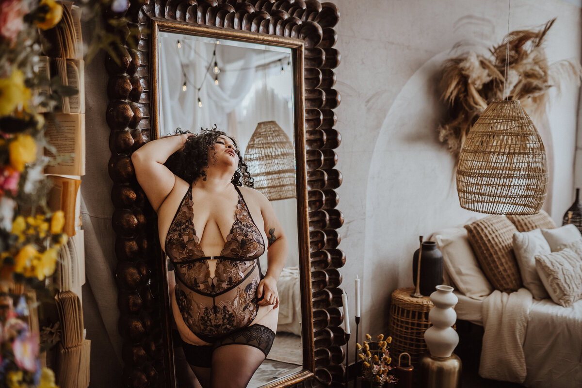 floral-vibe-boudoir-reflection-the-storyteller-studio-des-moines-storyteller-collective-photo-co