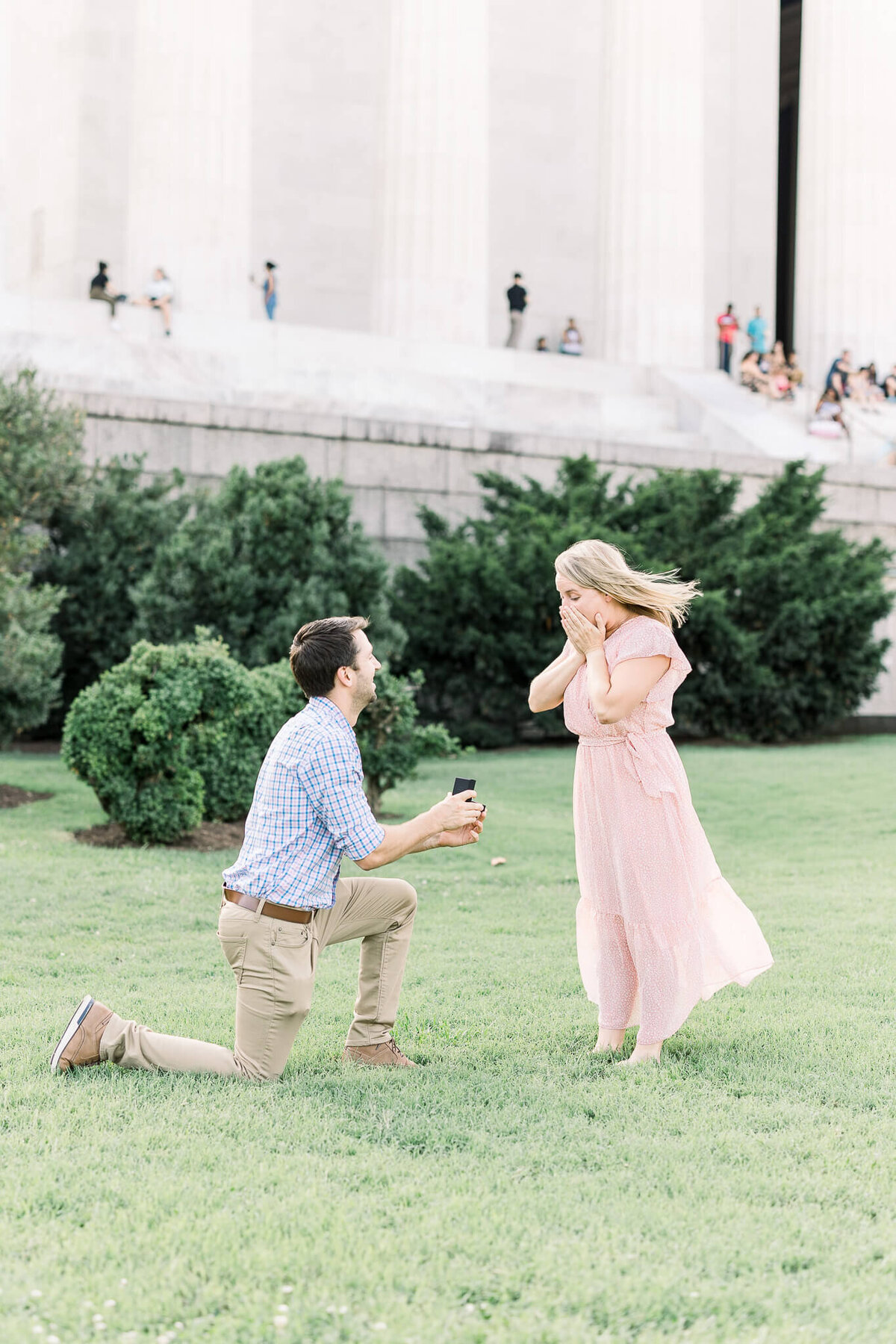 engagement-lincoln-memorial-photography-washington-DC-modern-light-and-airy-classic-timeless-romantic-maryland-proposal