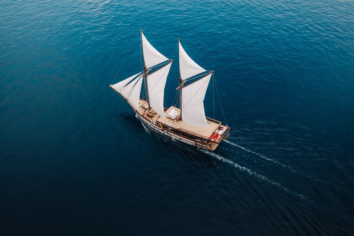 Senja Luxury Yacht Charter Indonesia _lowdef_sailing_drone_landscape_2