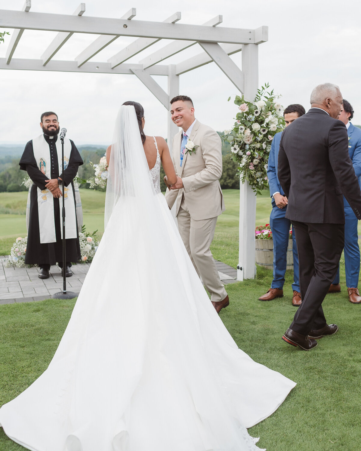 wedding-ceremony-outdoor-venue-at-skyview-golf-club