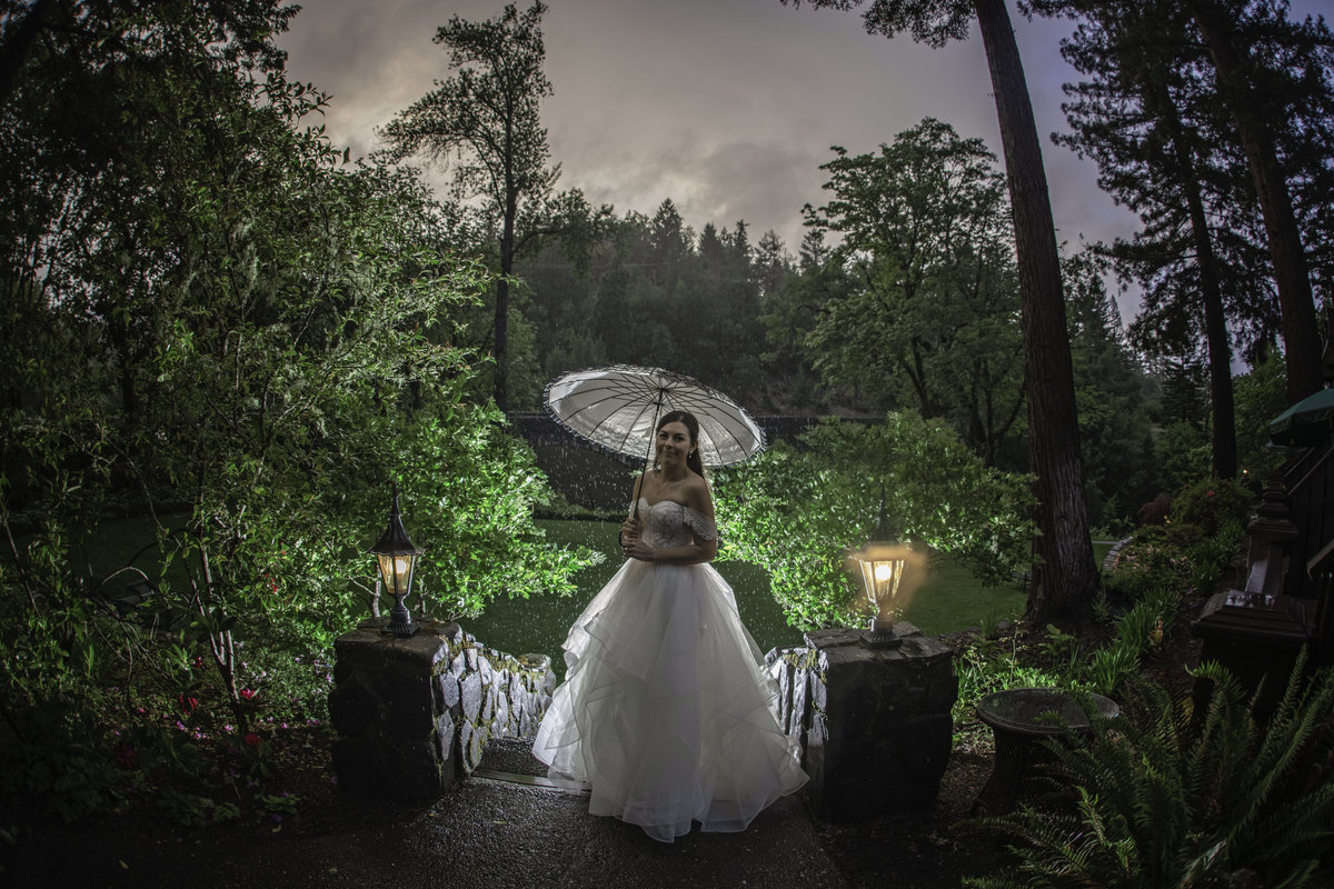 Redway-California-wedding-photographer-Parky's-PicsPhotography-Humboldt-County-Photographer-Historic-Benbow-Inn-Benbow-Ca-rainy-day-wedding-wedding-umbrellas-3.jpg