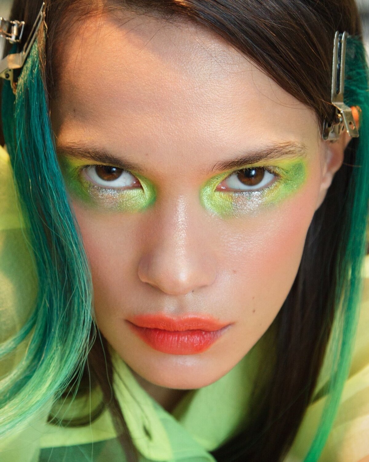 woman-editorial-shoot-green-hair-eye-makeup-peach-lips