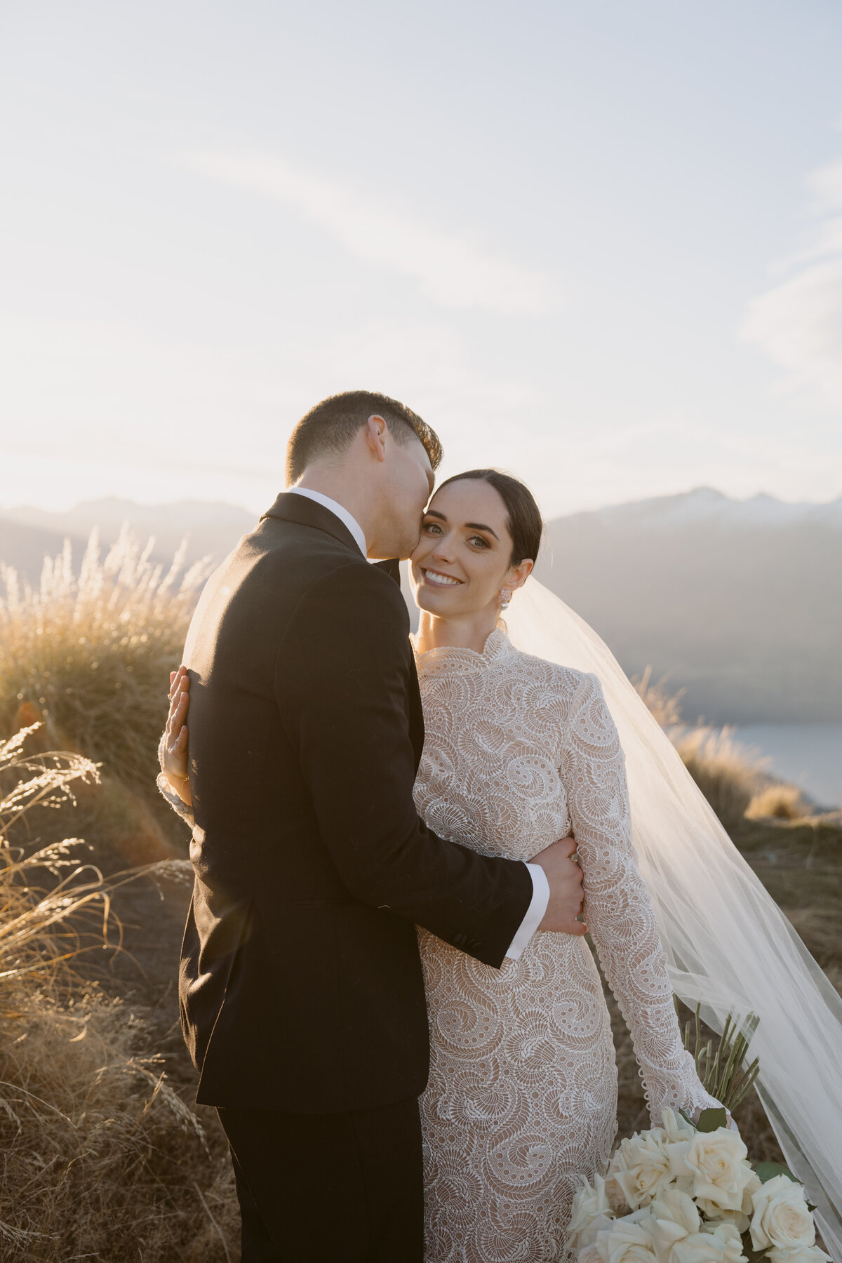 brideandgroom-in-santorini