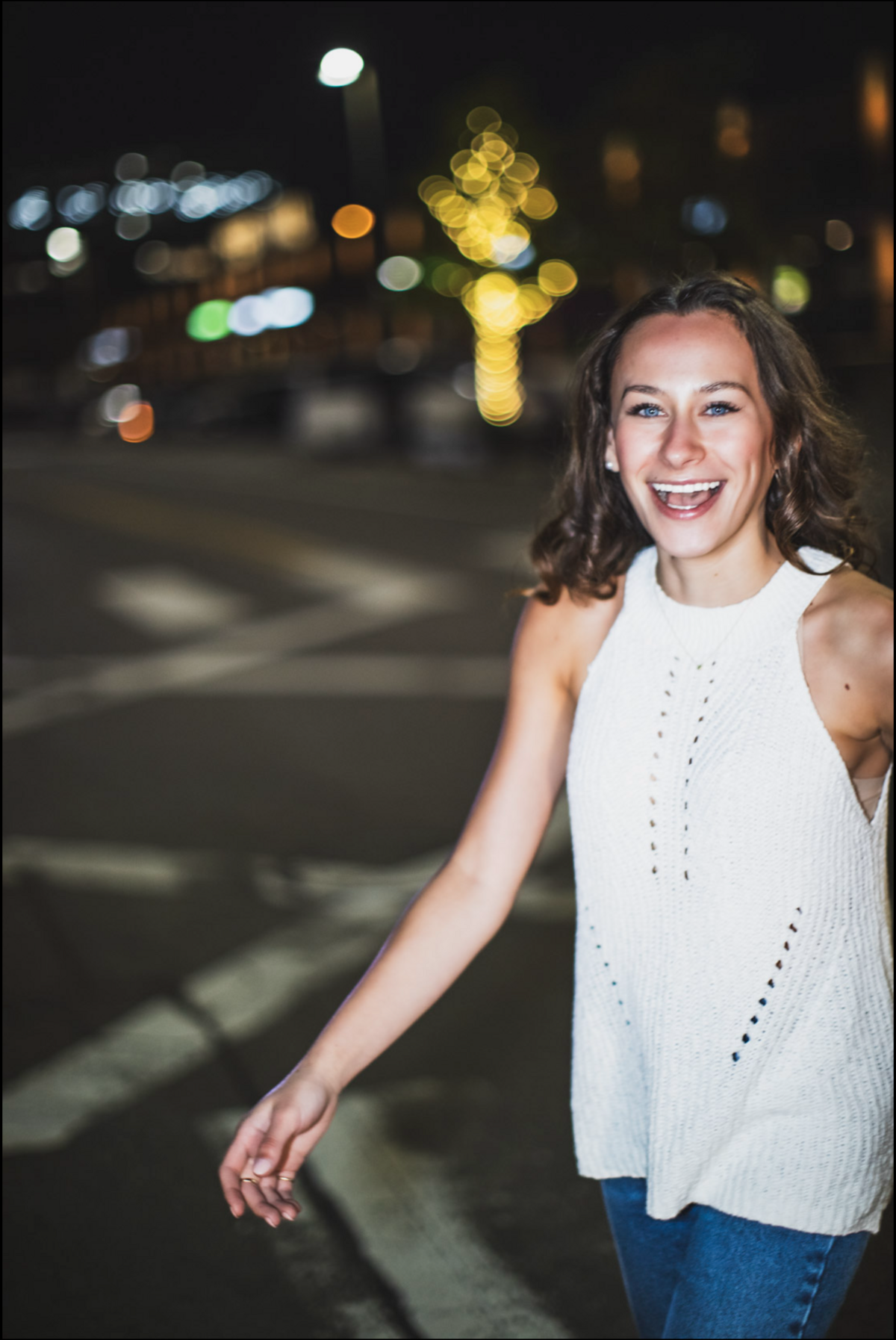 Girls-street-senior-pictures-at-night