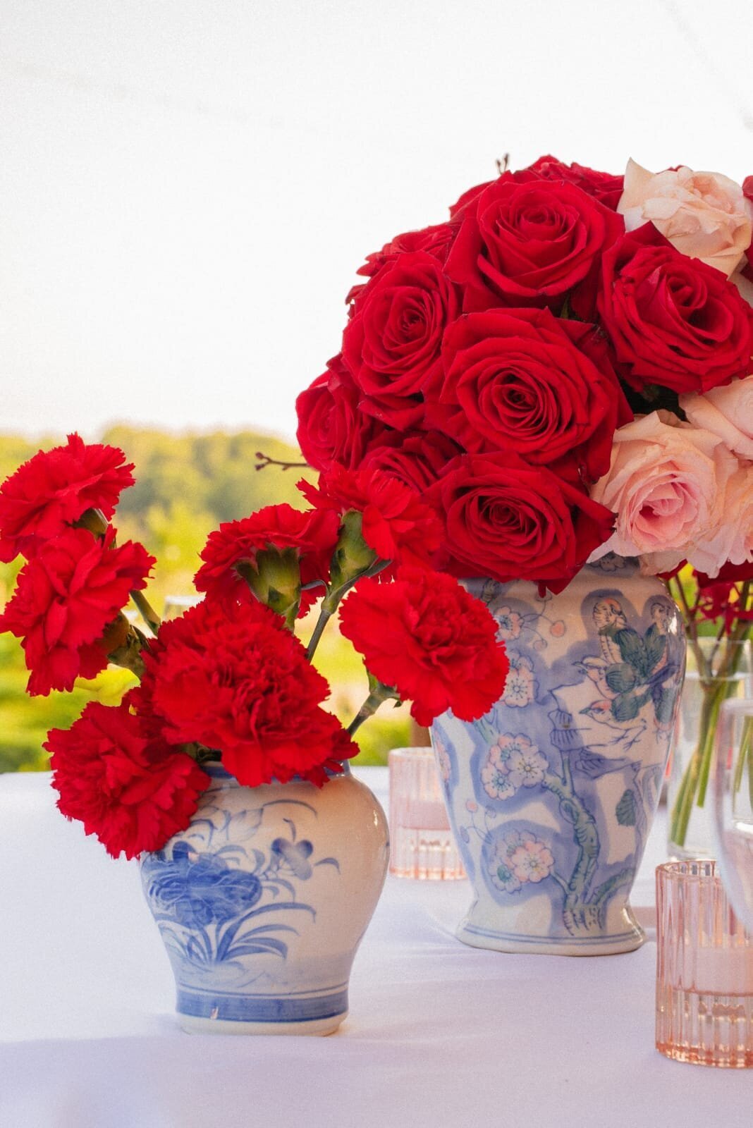 bouquets-roses-rouges-pots-style-mediterraneen