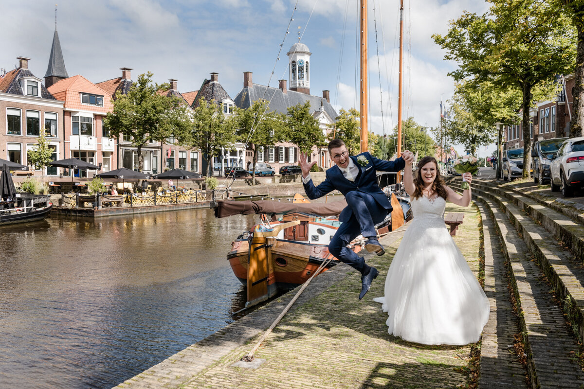 Trouwen in Dokkum, bonifatiuskapel. Trouwfotograaf Friesland, bruidsfotograaf (103)