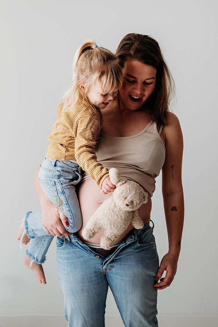 Zwangerschapsfoto's studio, moeder en dochter