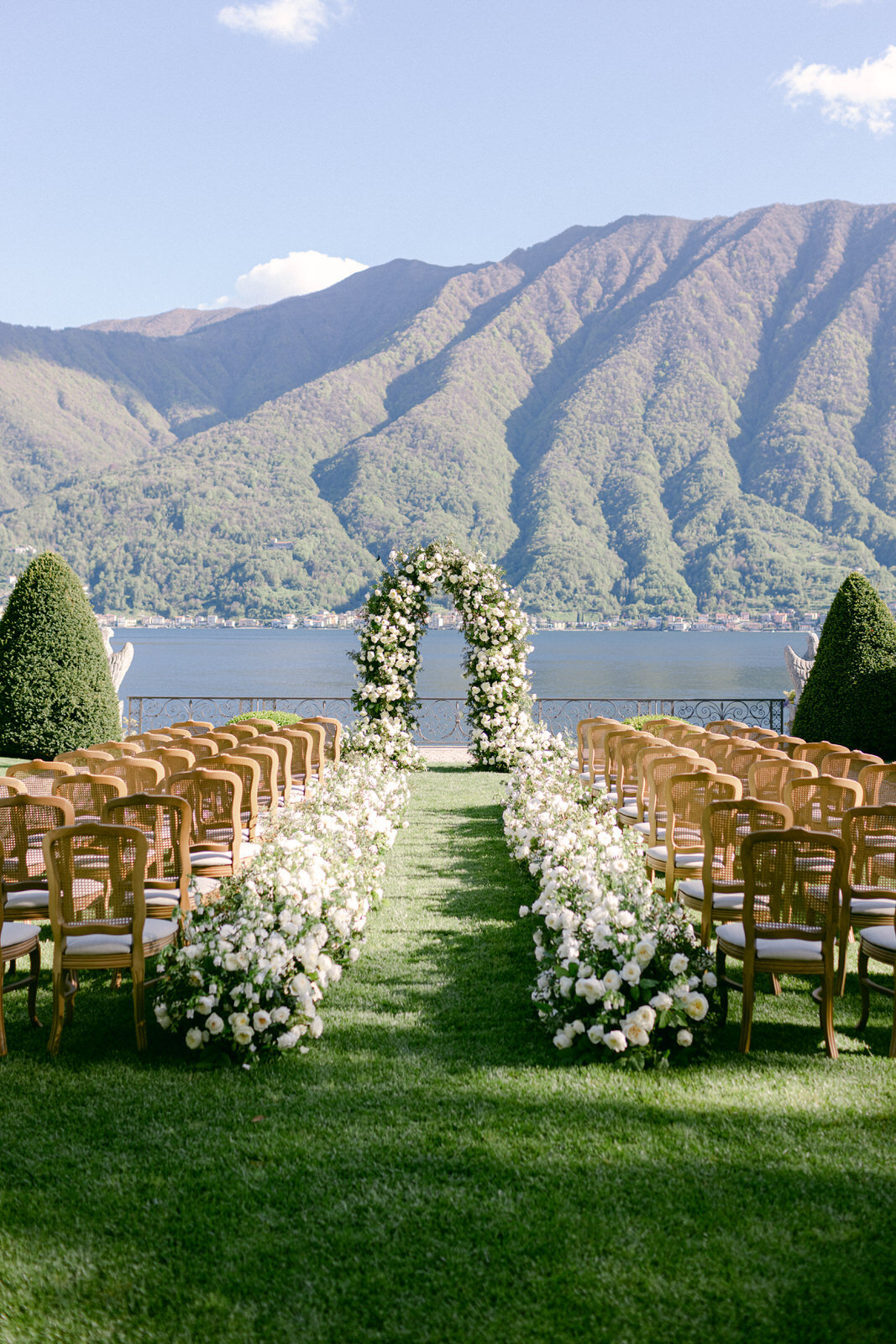 garden aisle decor in Lake Como