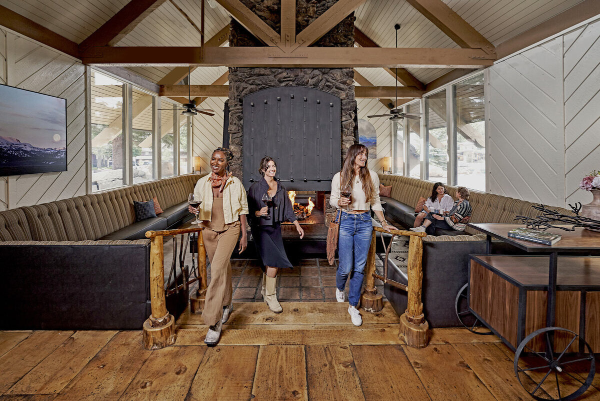 OM-Lobby-Girls-by-Fireplace-by-Knoxy-Knox_2262-1
