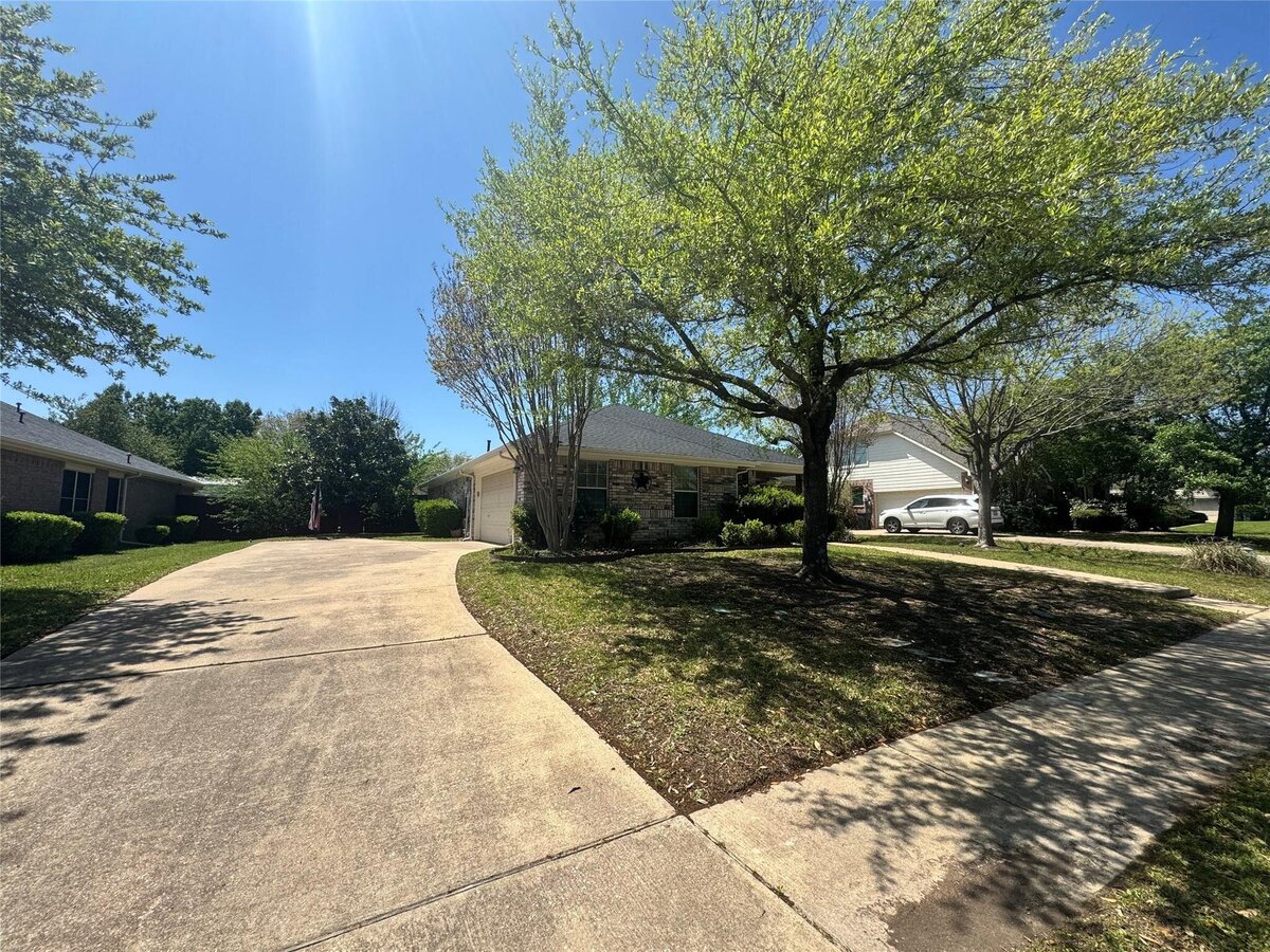 3 bedroom home for sale in Terrell, Texas with pool and mature trees