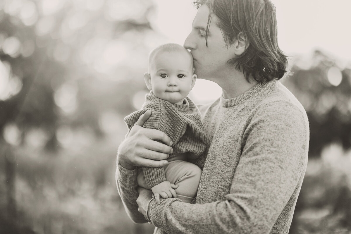 dad-kissing-baby-golden-hour
