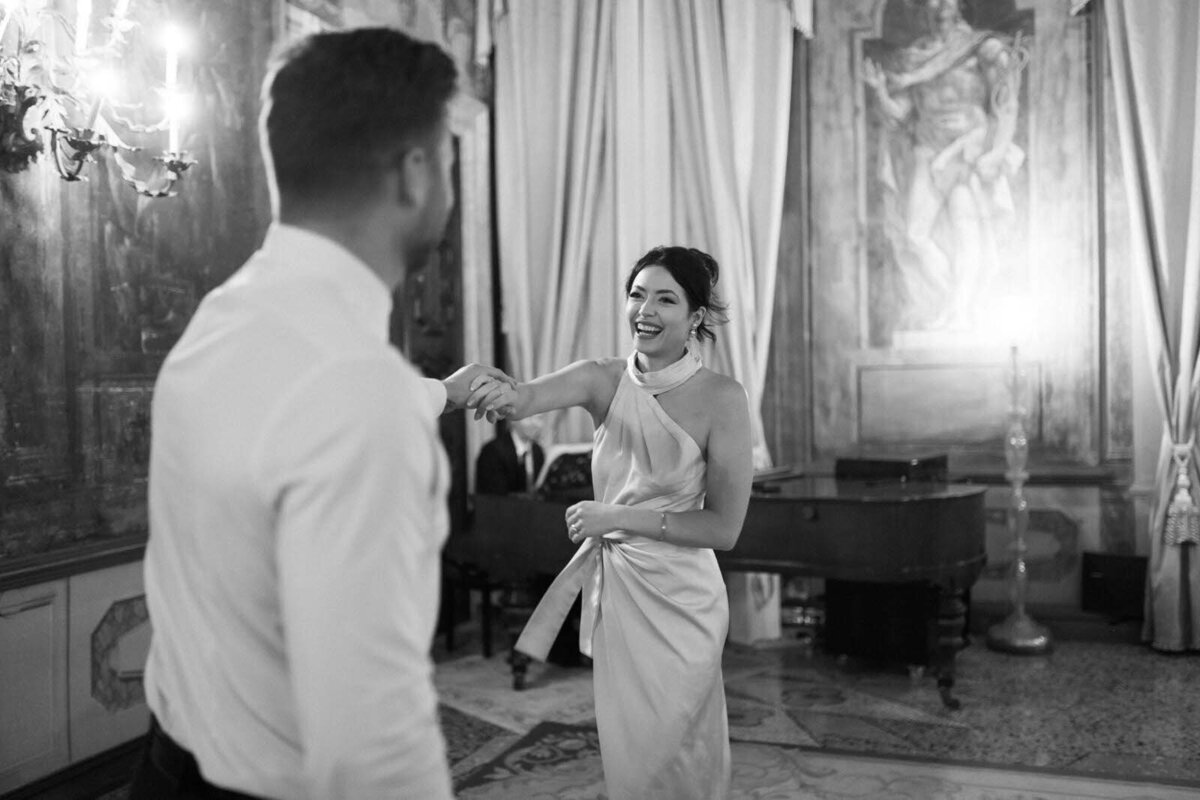 Flora_And_Grace_Editorial_Venice_Analog_Editorial_Wedding_Photographer (1 von 1)-125