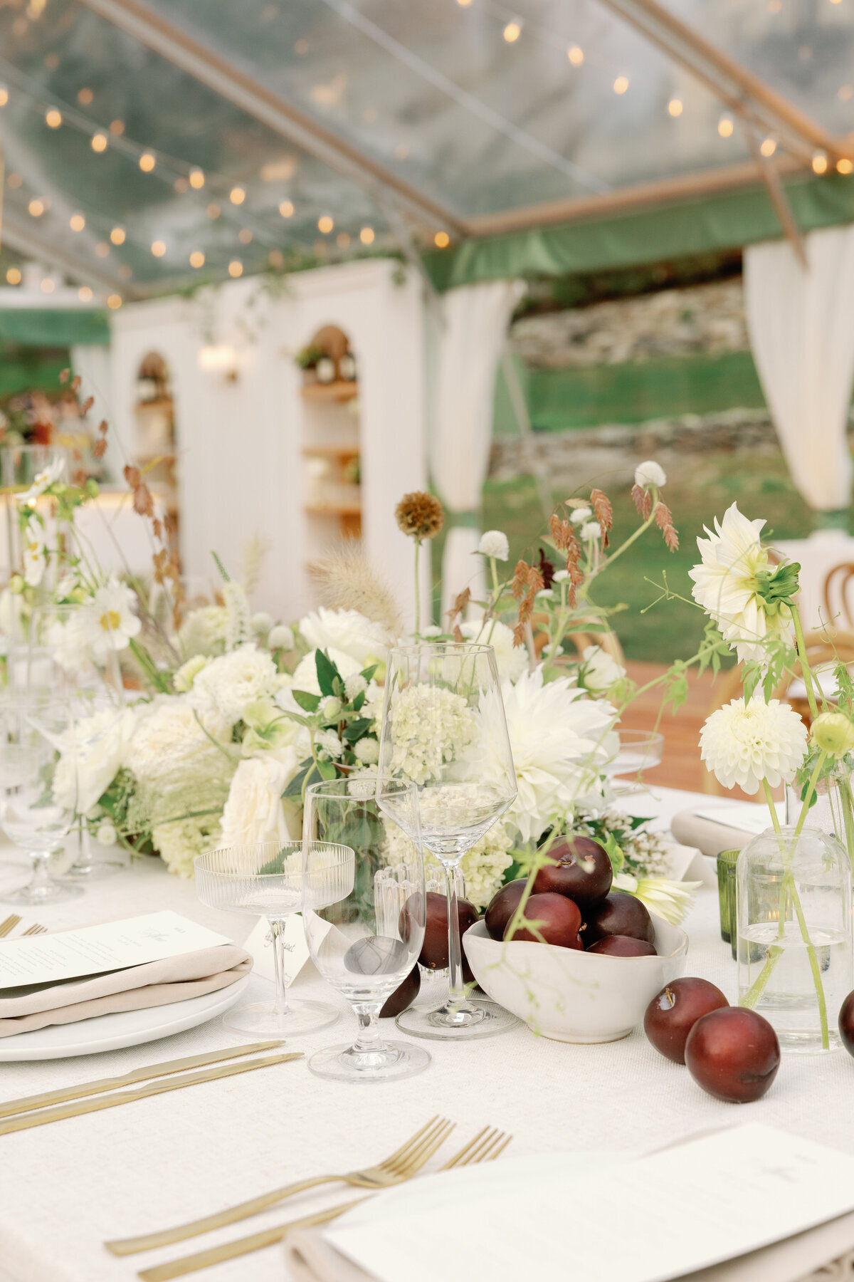 modern-wedding-tablescape-at-willow-hill