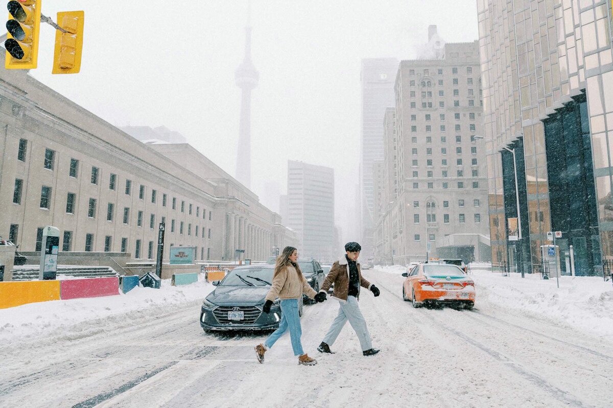 E10-Winter-snowy-engagement-photoshoot-in-Toronto-Zhan-and-Tina-2025-02-16-2500px-1050