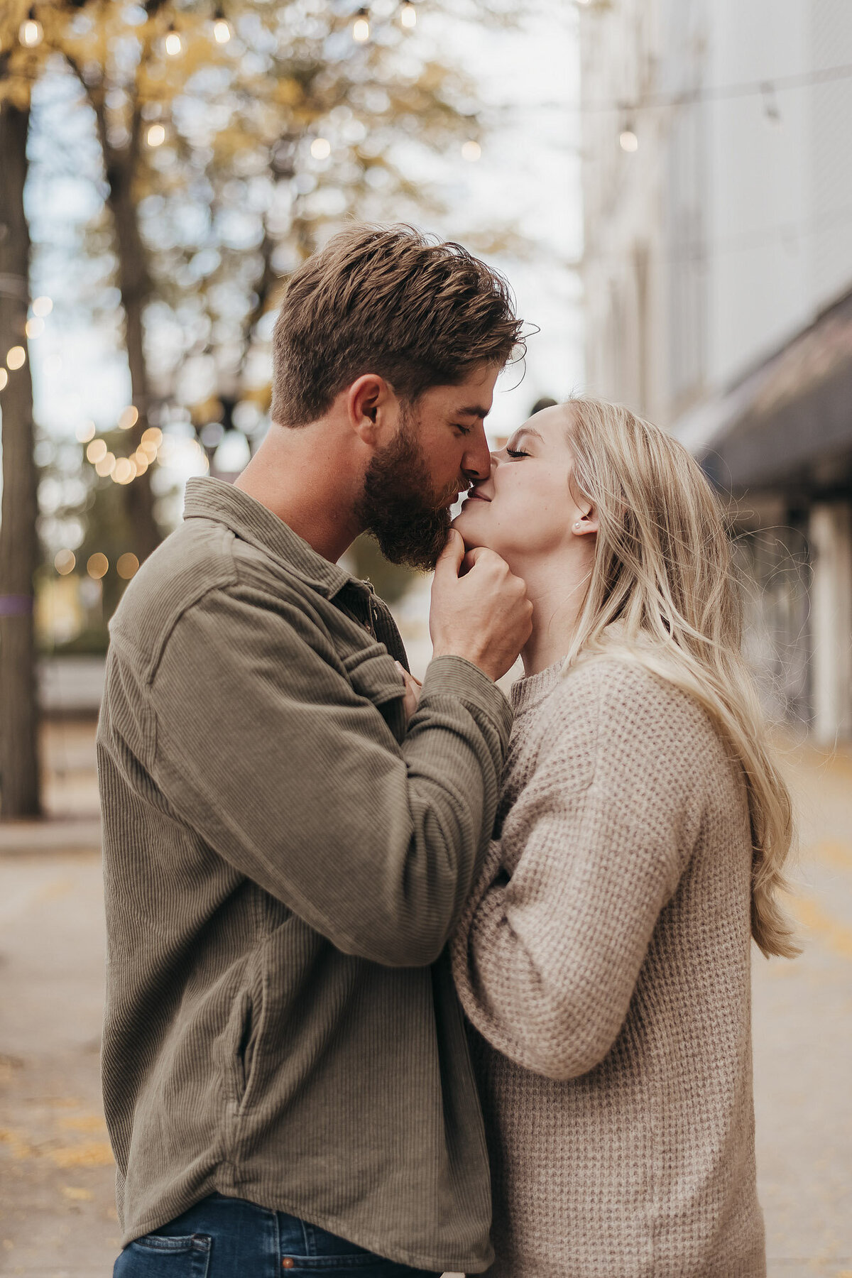engagement session kiss