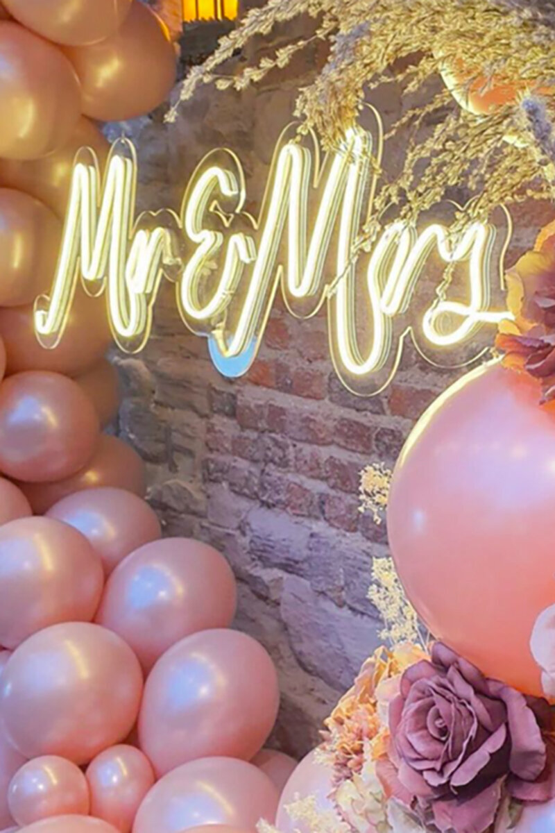 ellis-signs-mr-and-mrs-led-neon-wedding-sign-balloonilicious