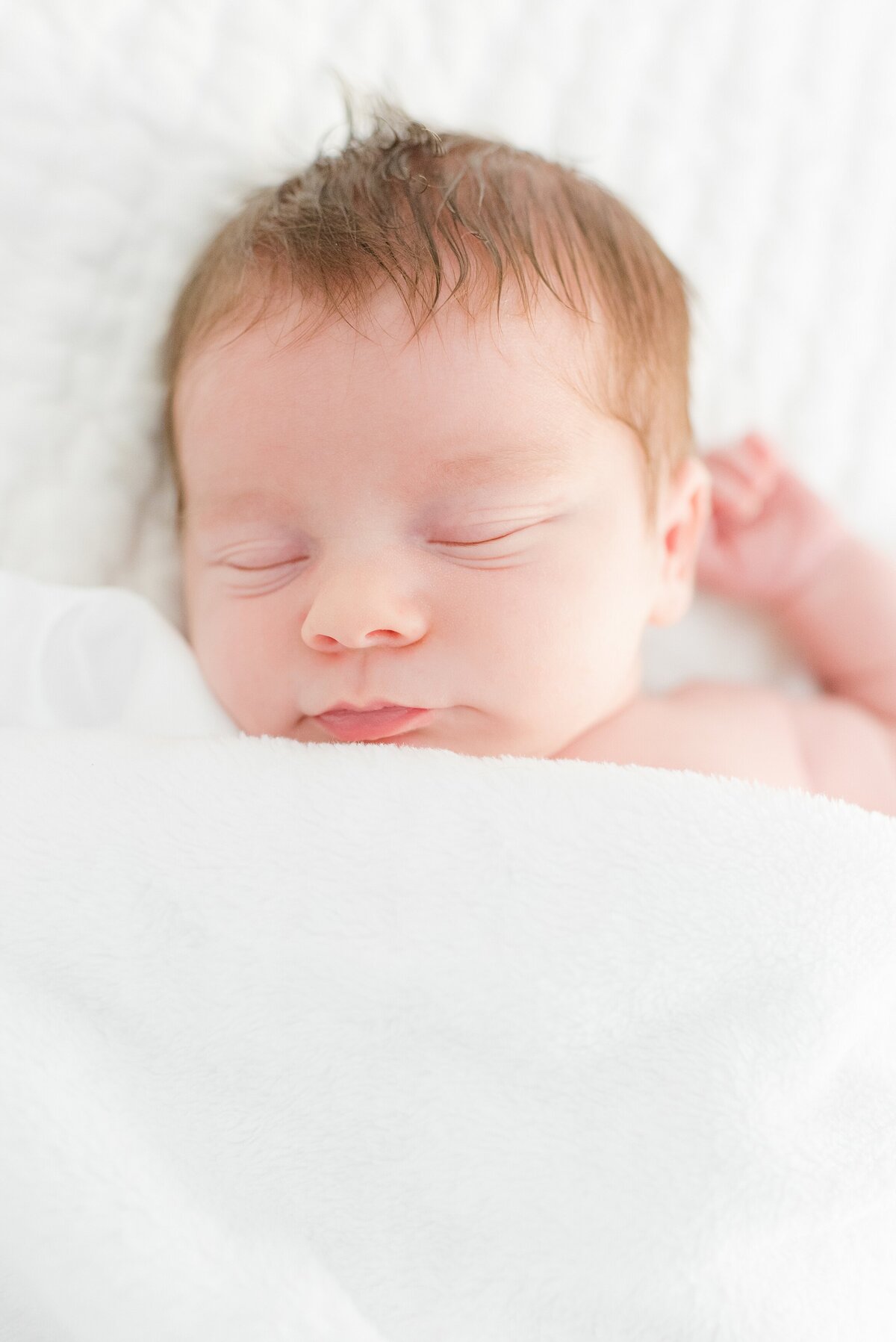 7_neutral-at-home-newborn-session_baby-girl_ckp