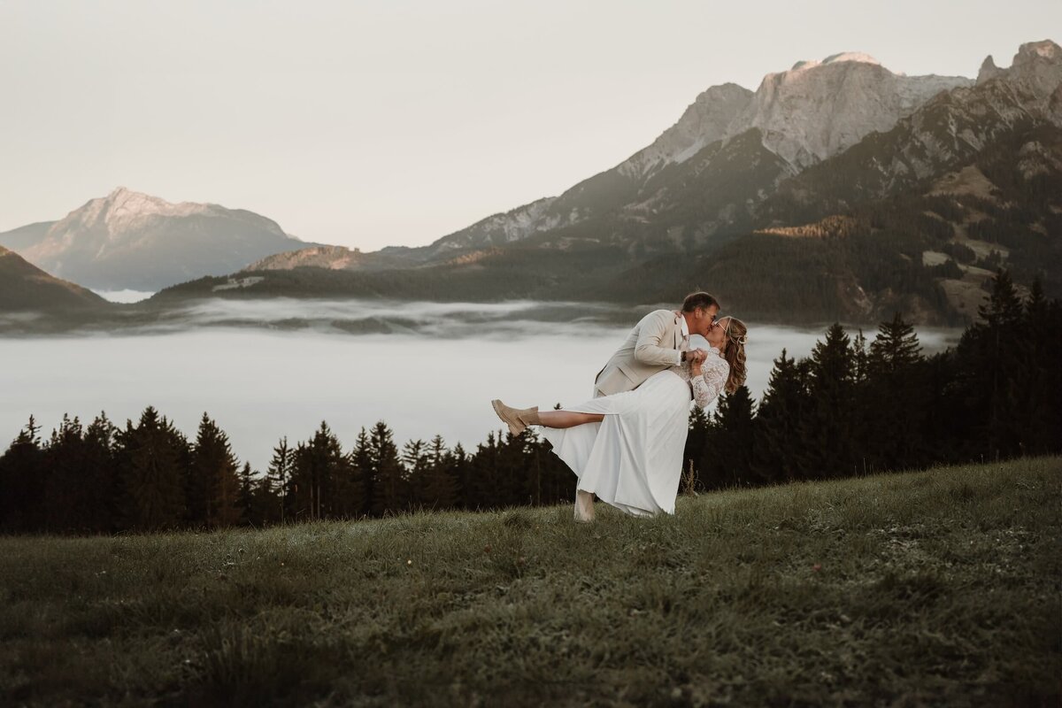 getrouwd stel op berg in Oostenrijk door fotograaf Eline Hemelt