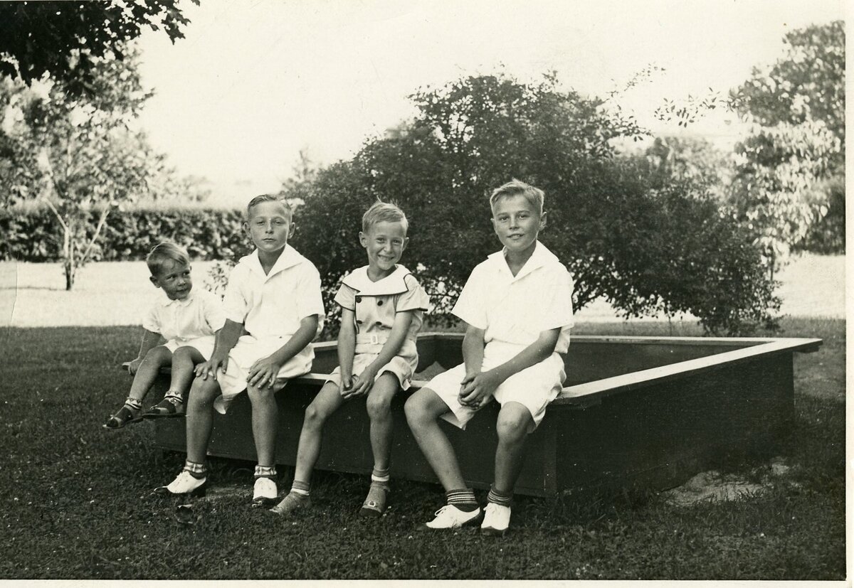 12. Bob,Tom, Alex, Bill