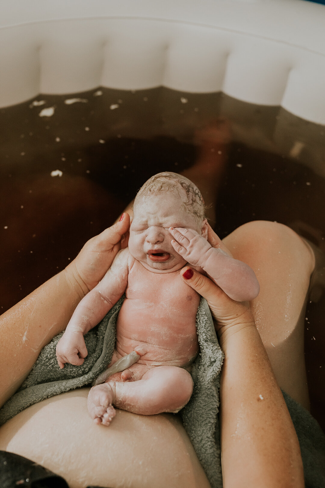 baby opens eyes at homebirth