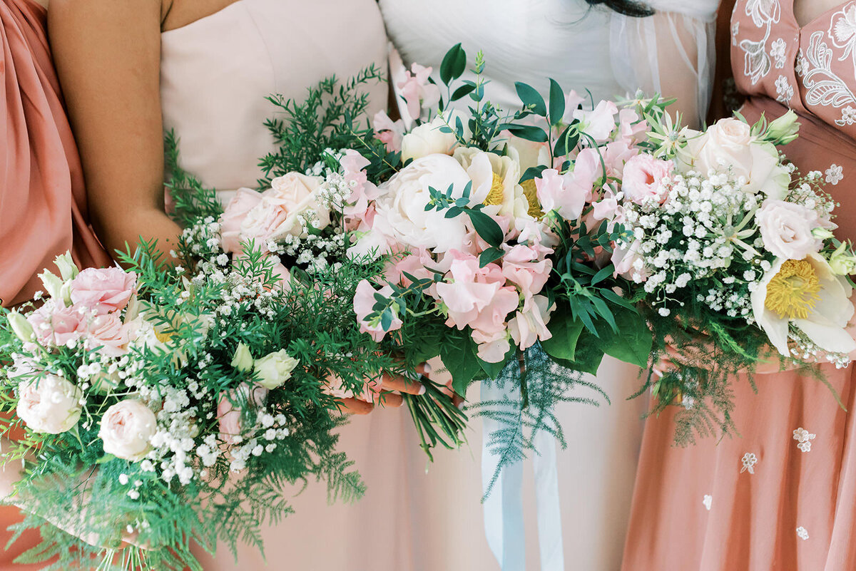 Wedding Photographer Anna Lundgren helloalora bride and bridesmaids bouquet inspiration wedding in Stockholm Sweden