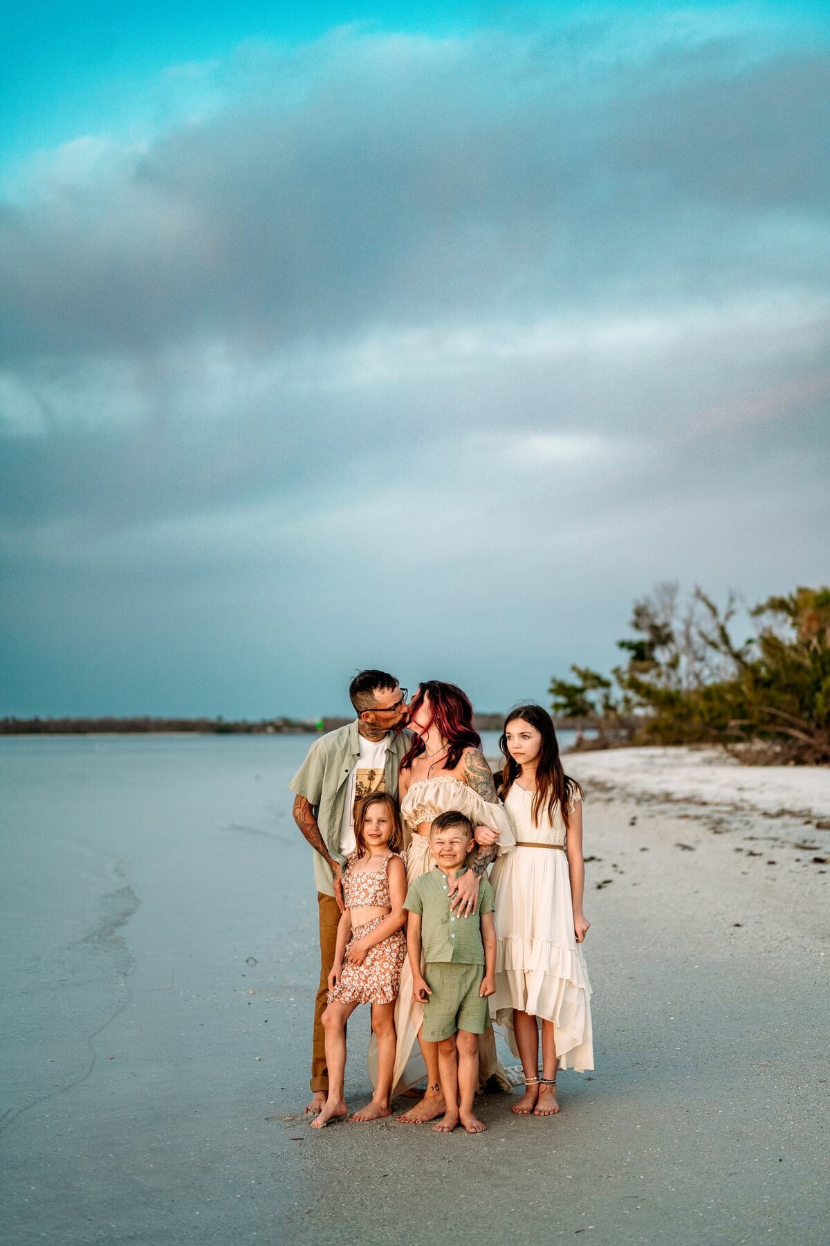 Candid-beach-photographer-family