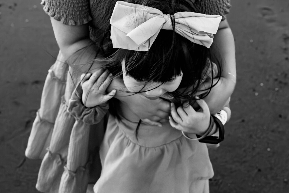 alameda-beach-portrait-sisters-bw